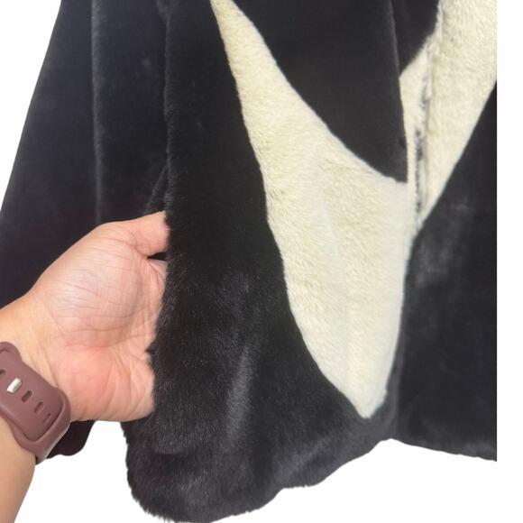 Nike Women’s Rare Faux Fur Swoosh Jacket Black White Logo Coat Size Small - Picture 3 of 6